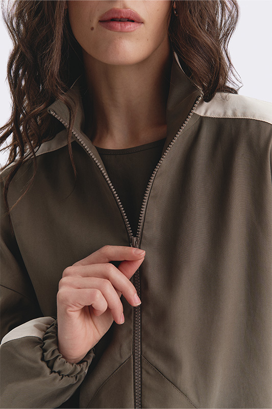 Olive-colored Natali Bolgar women's zip-up jacket, perfect for a stylish spring look. Quality design and hardware.