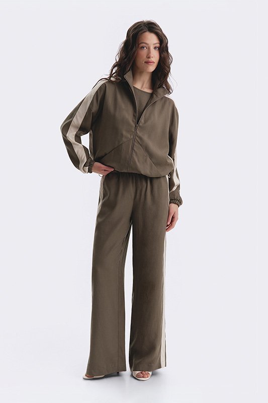 Natali Bolgar women's sporty look: a loose jacket and wide olive-colored trousers with contrast stripes. Premium quality for comfort.