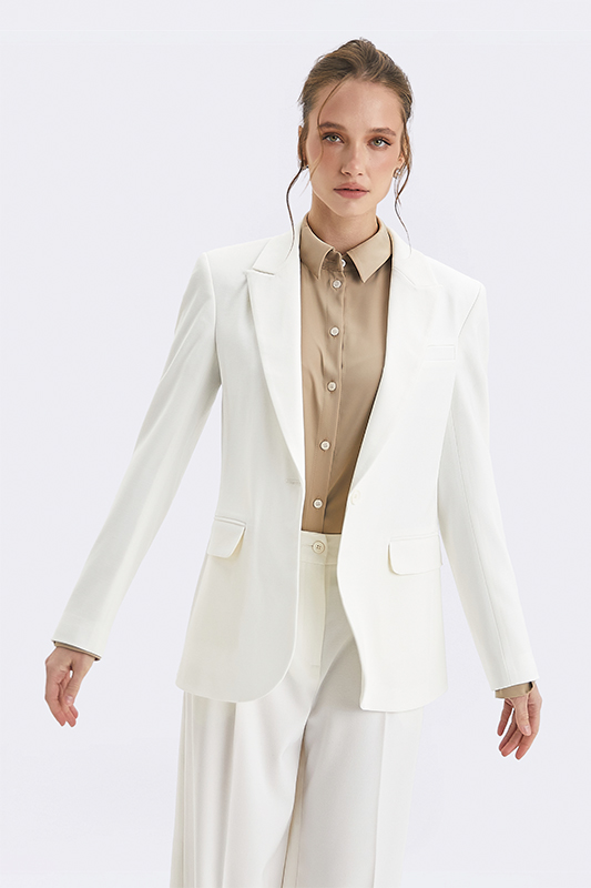 Білий жакет з молочними штанами та бежевою блузою від Natali Bolgar