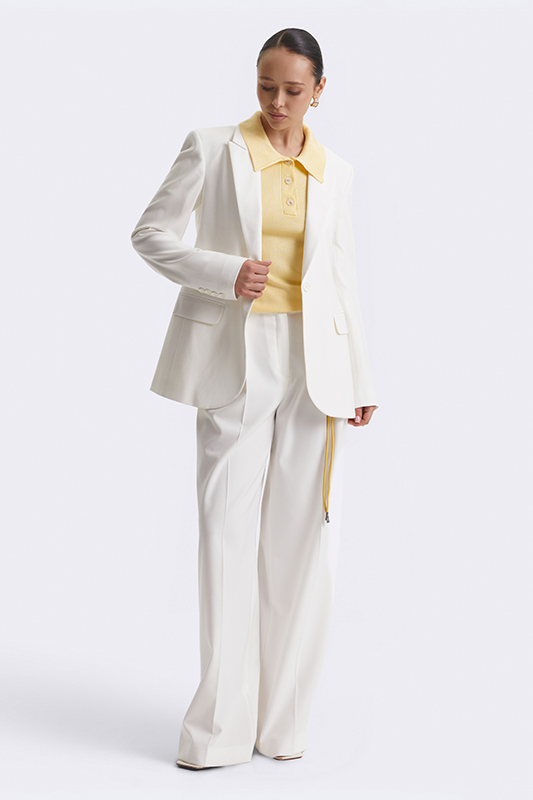 Білий жакет і штани з жовтою сорочкою від Natali Bolgar