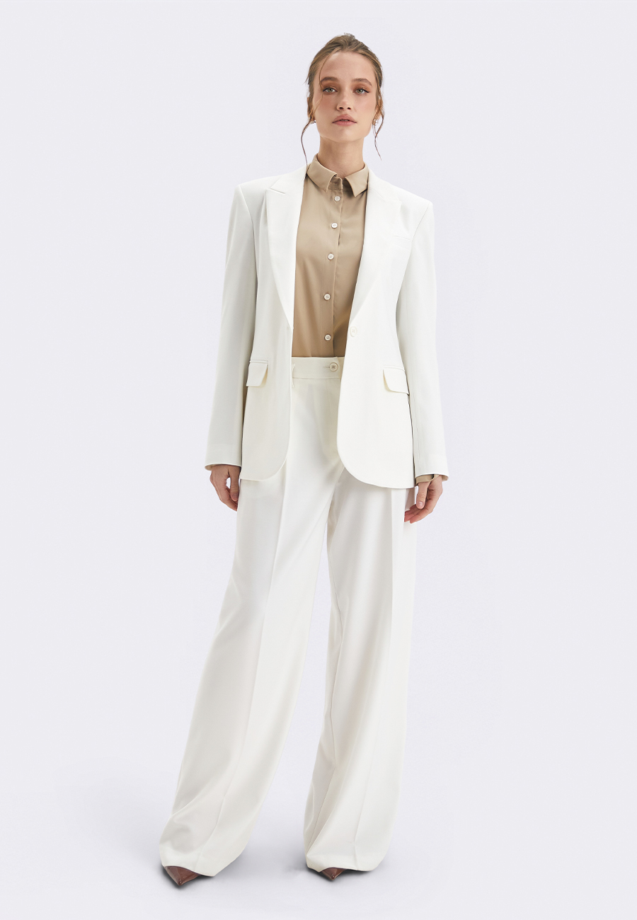 Білий жакет та штани від Natali Bolgar з бежевою блузою