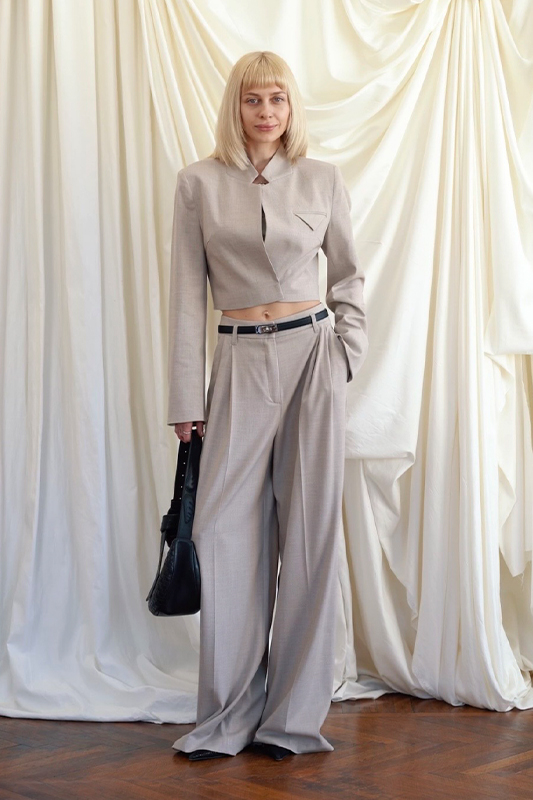 Діловий сірий костюм з жакетом та широкими штанами від Natali Bolgar