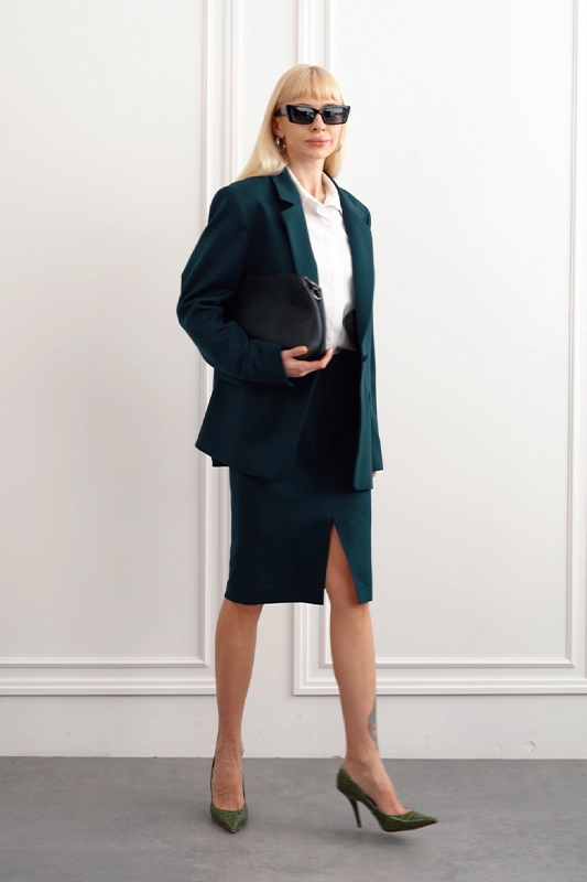 Діловий костюм із зеленим піджаком і спідницею від Natali Bolgar