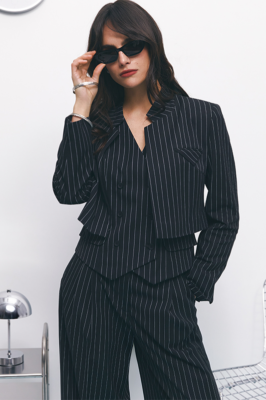 Чорний костюм в смужку від Natali Bolgar з жилетом