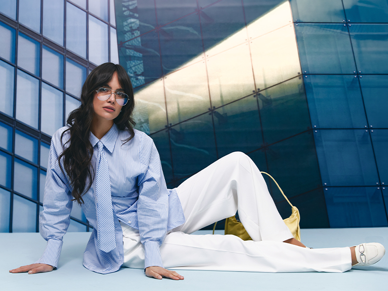 Стильний діловий образ у блакитній сорочці та білих штанах від Natali Bolgar