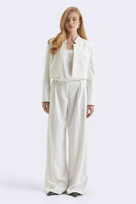 Біла блуза та штани від Natali Bolgar з чорними туфлями
