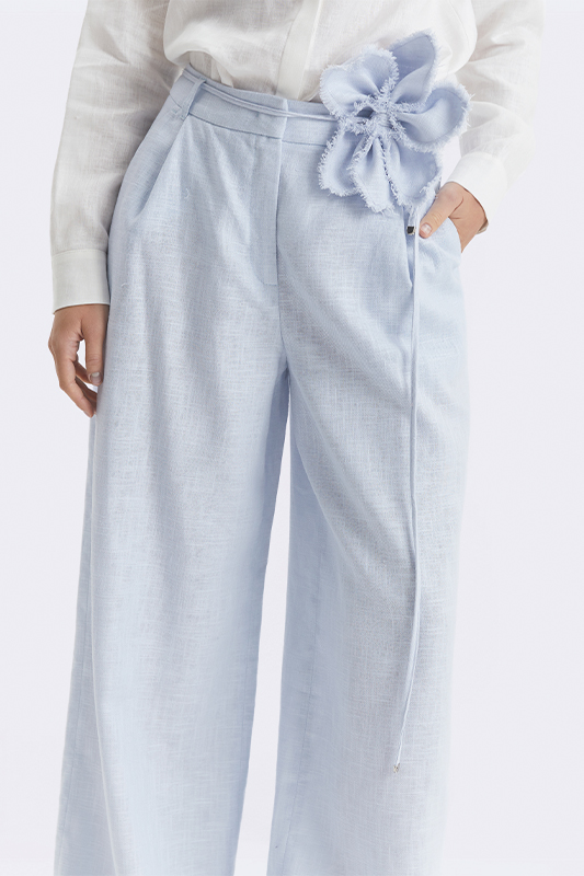 Блакитні штани з поясом-бантом від Natali Bolgar та біла блуза