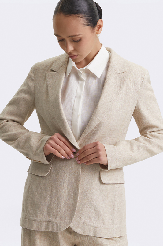 Бежевий жакет та білa блуза від Natali Bolgar