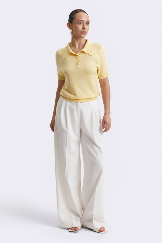 Жовте поло з білими штанами від Natali Bolgar