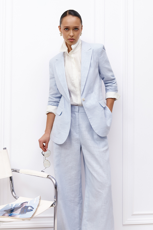 Блакитний жакет і штани з білою блузою від Natali Bolgar