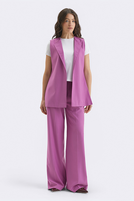 Рожевий костюм з жилетом і широкими штанами від Natali Bolgar
