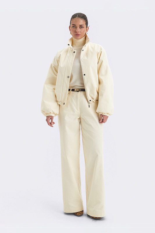 A stylish spring look from Natali Bolgar: a cream jacket, a sweater and wide trousers for a comfortable everyday look.