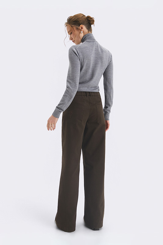A look from Natali Bolgar with a grey turtleneck and wide dark brown trousers. An elegant, comfortable style for the everyday wardrobe.