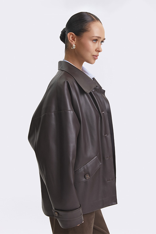 An oversized dark brown leather jacket from Natali Bolgar creates a stylish autumn look, paired with a light-colored shirt.