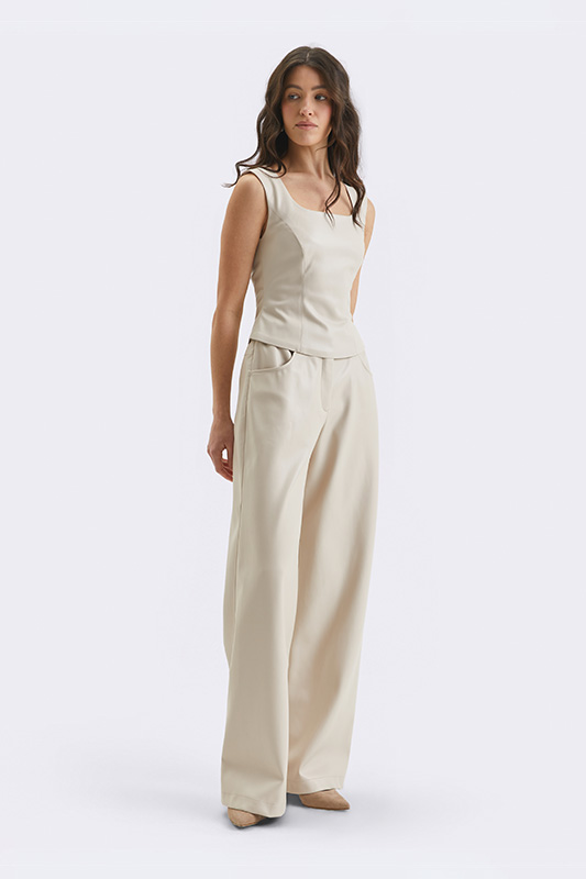 A spring look in a creamy beige shade with an elegant top and wide trousers from Natali Bolgar, for the modern woman.