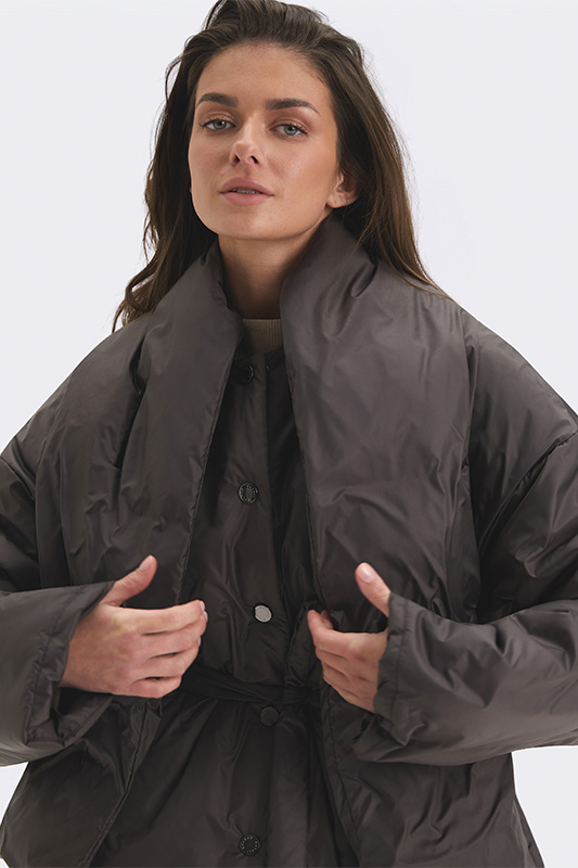 An oversized dark brown down jacket from Natali Bolgar for a stylish, warm winter look. A comfortable winter coat.