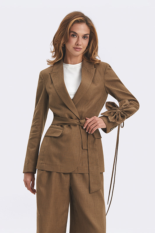 A women's business look by Natali Bolgar: an elegant beige wrap jacket with a belt and refined palazzo trousers for stylish women.