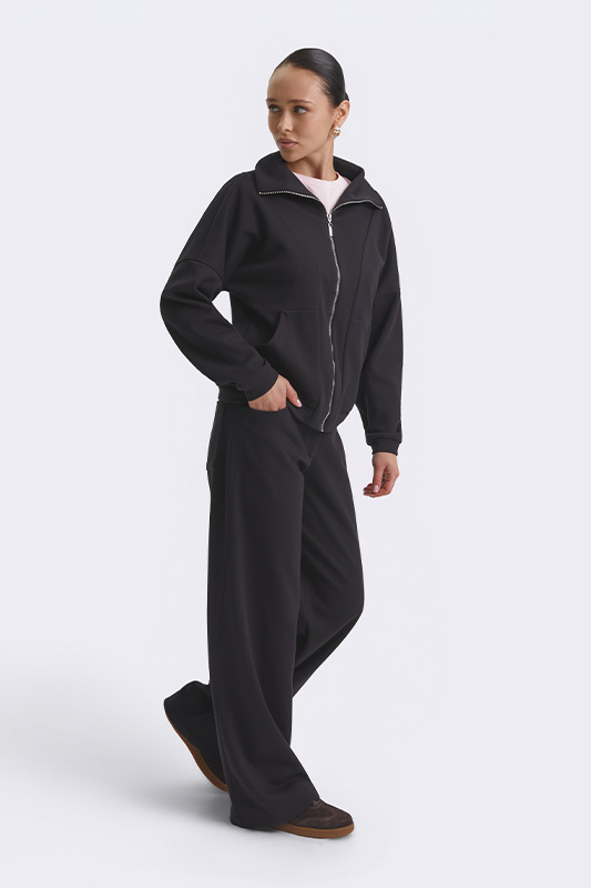 A comfortable, sporty Natali Bolgar look: a black zip-up sweatshirt and wide trousers. Perfect for everyday comfort.