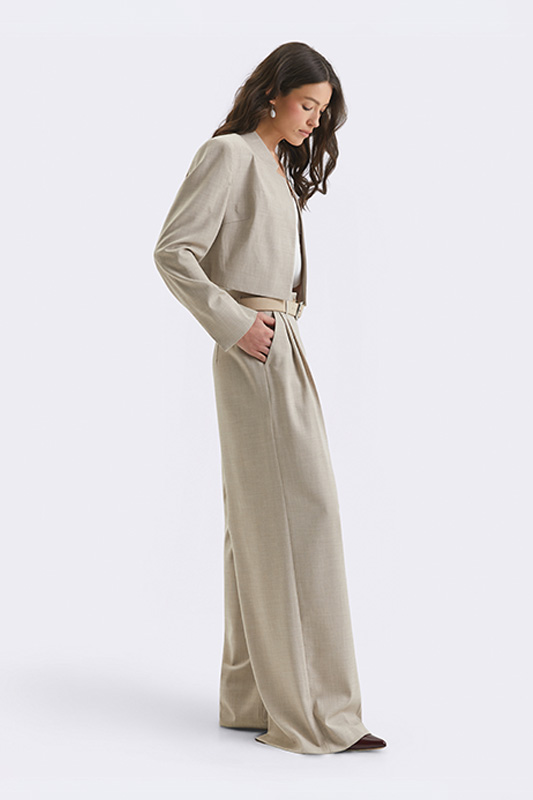 A modern Natali Bolgar women's look: a beige cropped jacket and wide, high-waisted trousers for a polished, business-ready style.