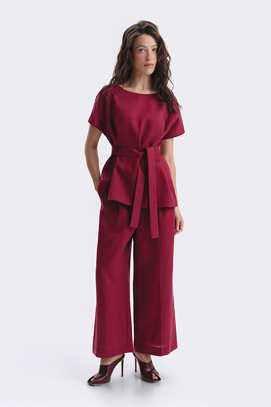 An elegant Natali Bolgar look: a women's blouse with a tie belt and wide burgundy trousers. Perfect for a spring wardrobe.