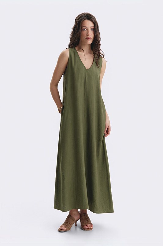 A long women's maxi dress by Natali Bolgar. A comfortable olive-green linen summer look, perfect for time off.