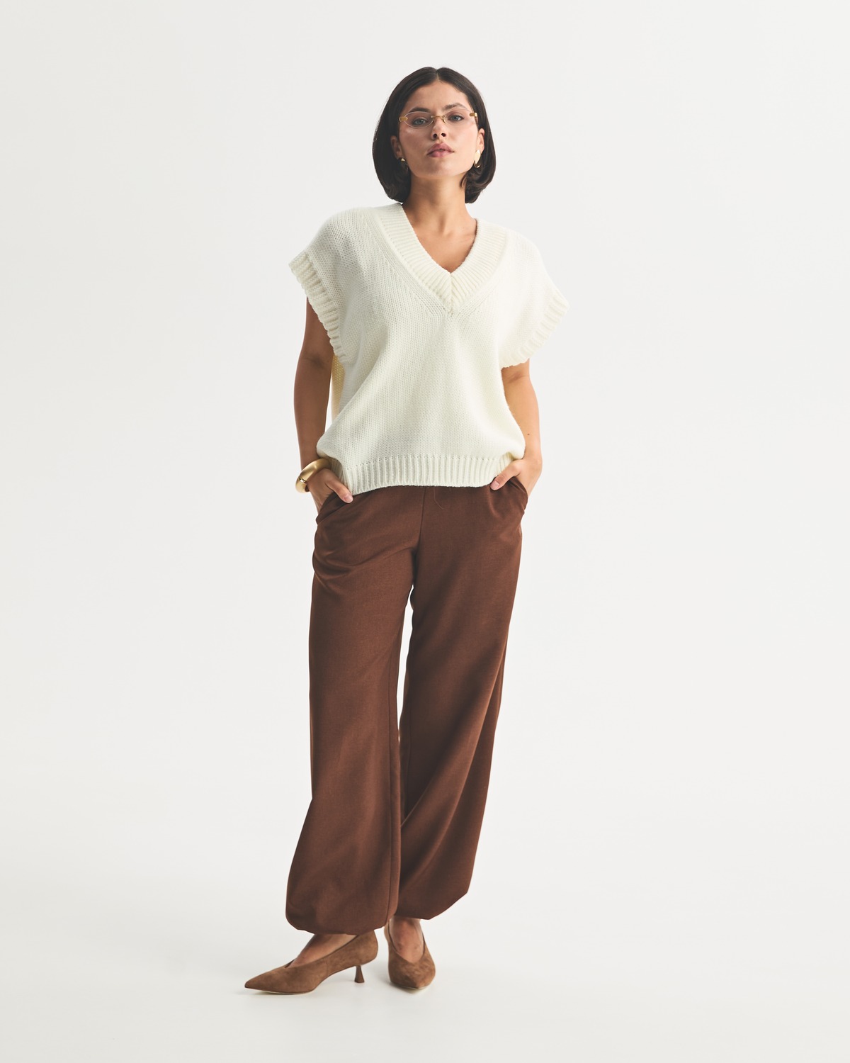 Молочний светр-жилет Natali Bolgar з коричневими штанами — легкий образ у теплій гамі