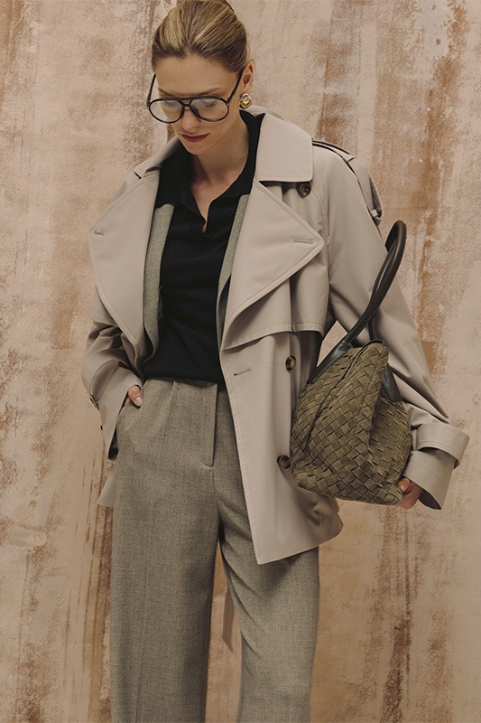 Багатошаровий образ Natali Bolgar: бежевий тренч поверх чорного поло та сірі вовняні штани