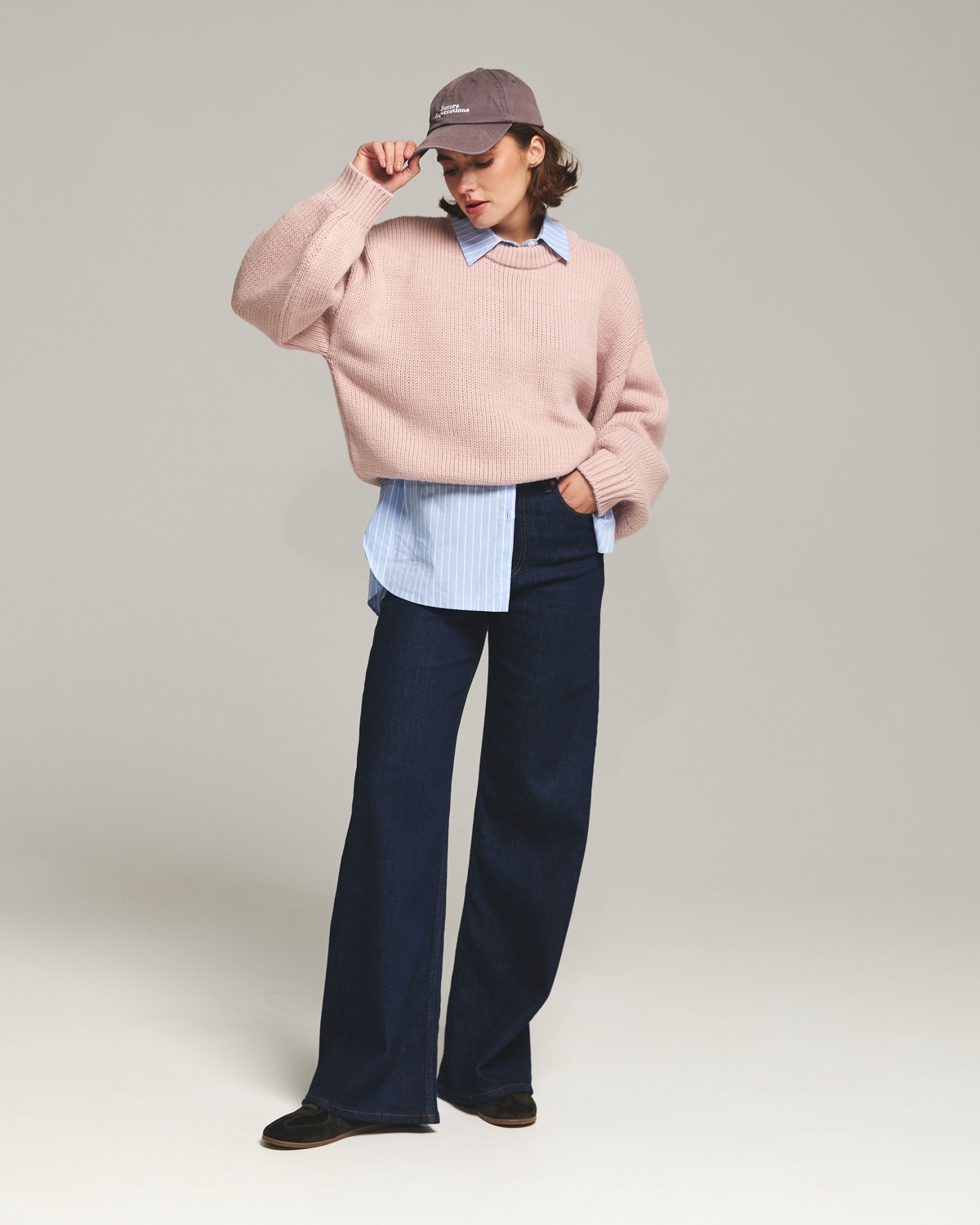 Рожевий oversize-светр Natali Bolgar з джинсами кльош і смугастою сорочкою — зручний образ у дорозі