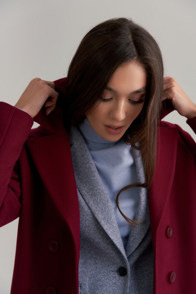 Двубортное пальто цвета бордо  – Natali Bolgar