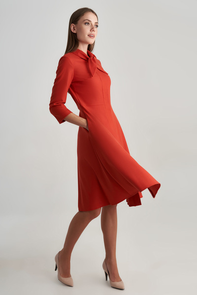 Фактурное платье с расклешенной юбкой кораллового цвета  – Natali Bolgar