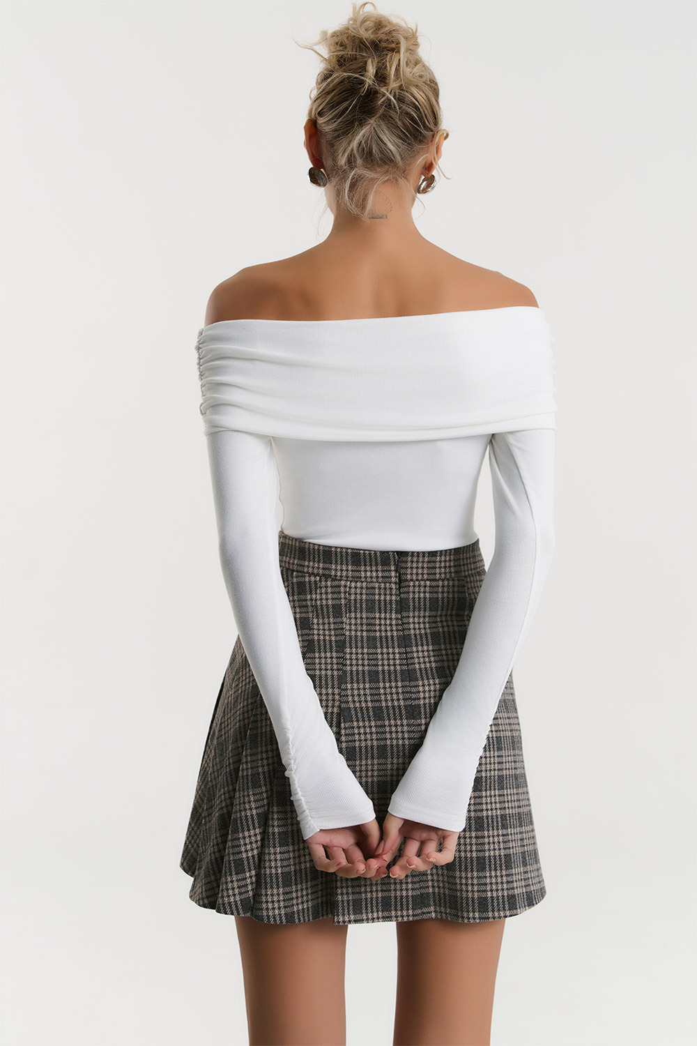 Молочний лонгслів з відкритими плечима 6