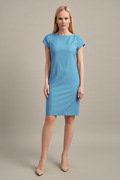 Платье футляр яркого-голубого цвета с коротким рукавом  – Natali Bolgar