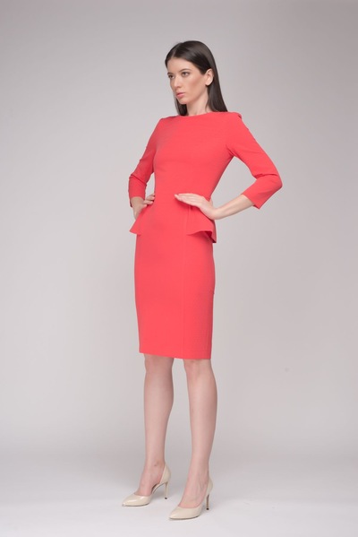 Платье-футляр красного цвета с баской  – Natali Bolgar