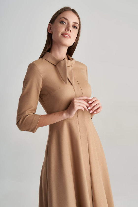 Фактурное платье с расклешенной юбкой бежевого цвета 1 - интернет-магазин Natali Bolgar